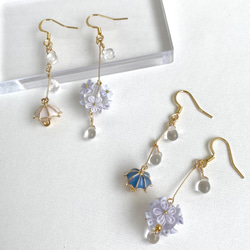 手染め　傘と雨に濡れる花　(blue)、(white) 雨粒　梅雨　つまみ細工　ピアス/イヤリング 14枚目の画像