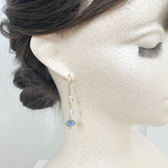 手染め　傘と雨に濡れる花　(blue)、(white) 雨粒　梅雨　つまみ細工　ピアス/イヤリング 10枚目の画像