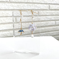 手染め　傘と雨に濡れる花　(blue)、(white) 雨粒　梅雨　つまみ細工　ピアス/イヤリング 5枚目の画像