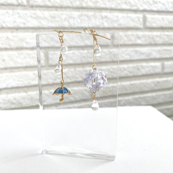 手染め　傘と雨に濡れる花　(blue)、(white) 雨粒　梅雨　つまみ細工　ピアス/イヤリング 5枚目の画像