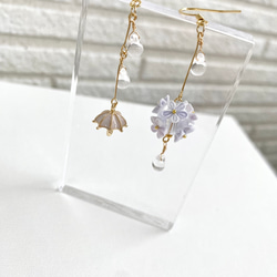 手染め　傘と雨に濡れる花　(blue)、(white) 雨粒　梅雨　つまみ細工　ピアス/イヤリング 3枚目の画像