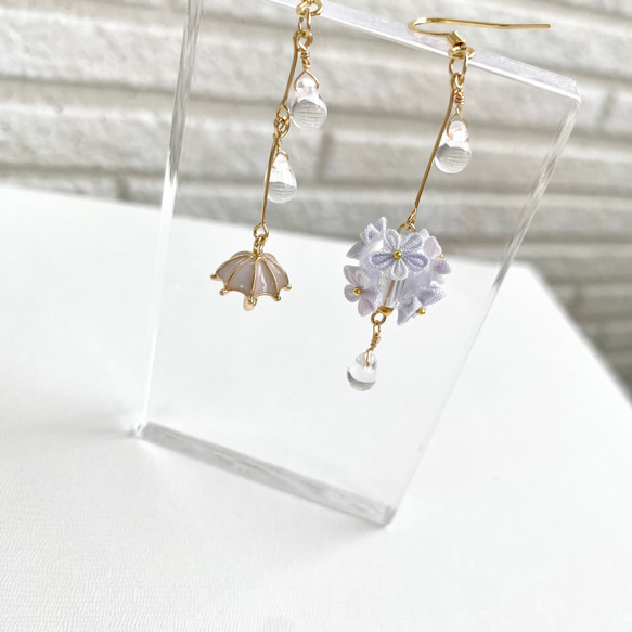 手染め　傘と雨に濡れる花　(blue)、(white) 雨粒　梅雨　つまみ細工　ピアス/イヤリング 3枚目の画像