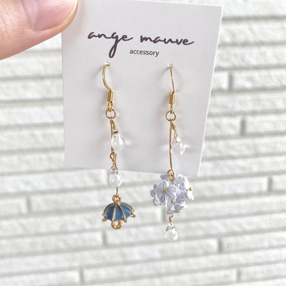 手染め　傘と雨に濡れる花　(blue)、(white) 雨粒　梅雨　つまみ細工　ピアス/イヤリング 7枚目の画像