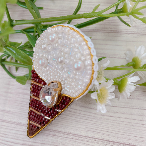 ビーズ刺繍ブローチ【アイスクリーム/バニラ】 ブローチ atelier ビーズ刺繍ブローチ【アイスクリーム/バニラ】 ブローチ atelier