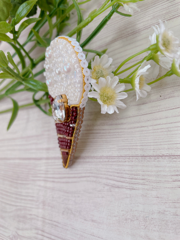 ビーズ刺繍ブローチ【アイスクリーム/バニラ】 2枚目の画像