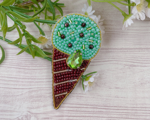 受注製作＊ビーズ刺繍ブローチ【アイスクリーム/チョコミント