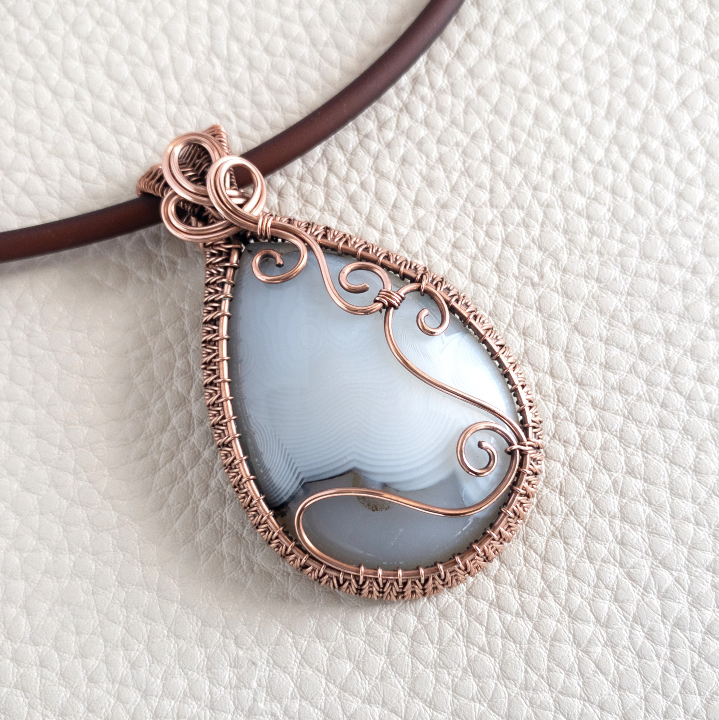 ＜ナチュラルアゲート＞ ワインディング スワール ペンダント 8,850円