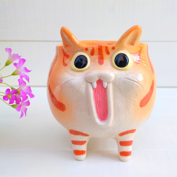 トラ猫漫画のようなびっくり顔マグカップ３００ｍｌ　ネコの陶器　受注後の制作となります 2枚目の画像