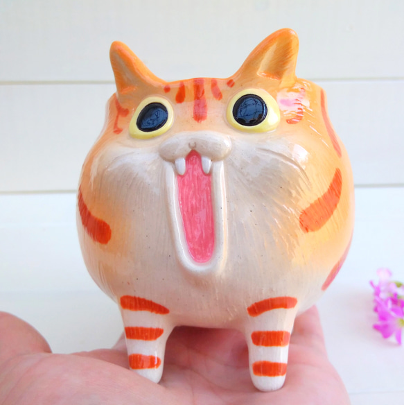 トラ猫漫画のようなびっくり顔マグカップ３００ｍｌ　ネコの陶器　受注後の制作となります 8枚目の画像