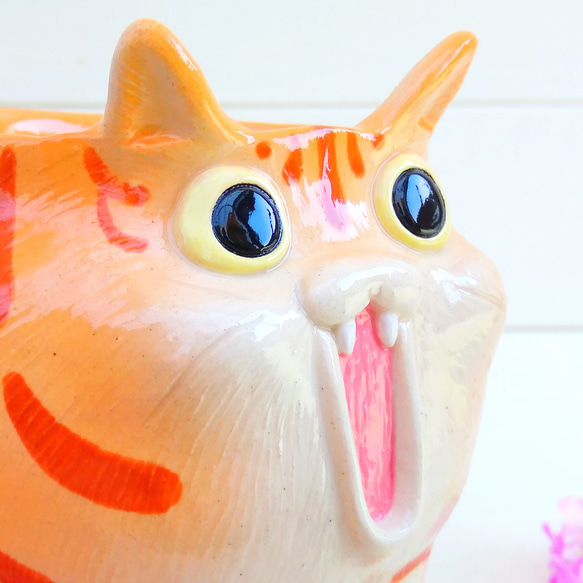 トラ猫漫画のようなびっくり顔マグカップ３００ｍｌ　ネコの陶器　受注後の制作となります 5枚目の画像