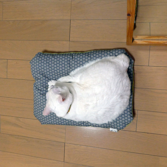 猫のためのマットのカバー布　ふわふわ用NO.1　Silver Drops-Ovel Elements　＜受注生産＞ 6枚目の画像