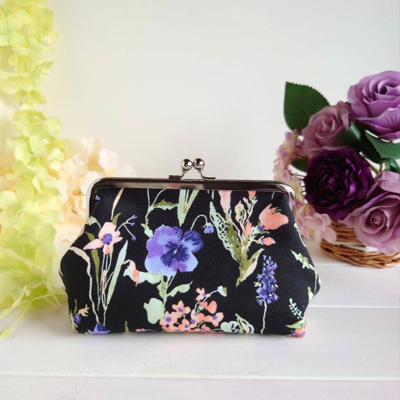 受注制作】がま口ポーチM 黒 パープル スミレ 花柄 内側ダマスク柄