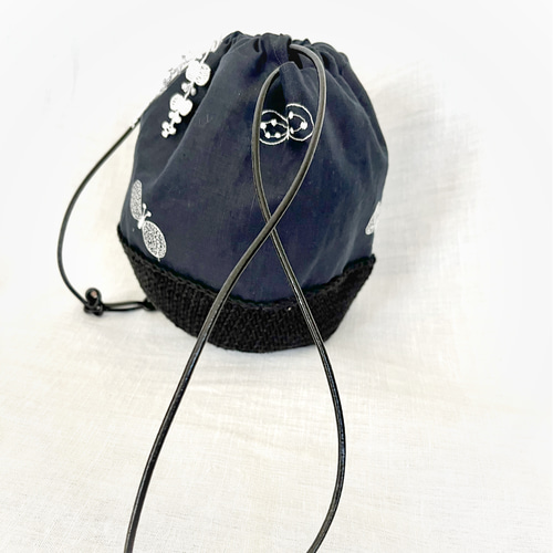 ミナペルホネン choucho dark navy 編み編み丸底 夏祭りにも 革 ミナペルホネン choucho dark navy 編み編み丸底 夏祭りにも 革