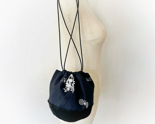 ミナペルホネン choucho dark navy 編み編み丸底 夏祭りにも 革 ミナペルホネン choucho dark navy 編み編み丸底 夏祭りにも 革