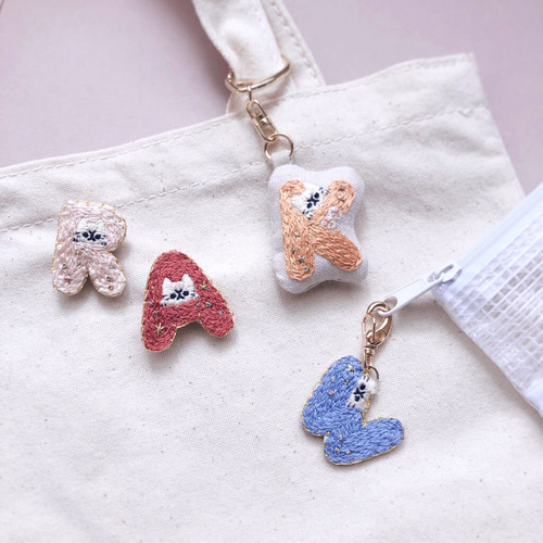 アルファベットと猫の刺繍ブローチ イニシャル 推し活 ブローチ ちむ 