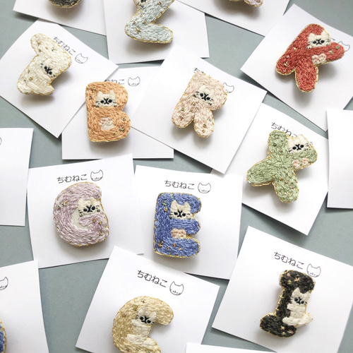 アルファベットと猫の刺繍ブローチ イニシャル 推し活 ブローチ ちむ 