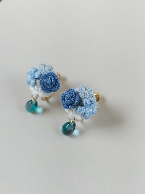 ちいさな薔薇のブーケ No.1 刺繍糸の花束のイヤリング・ピアス/レース編み/チェコビーズ ブルー 青 2枚目の画像