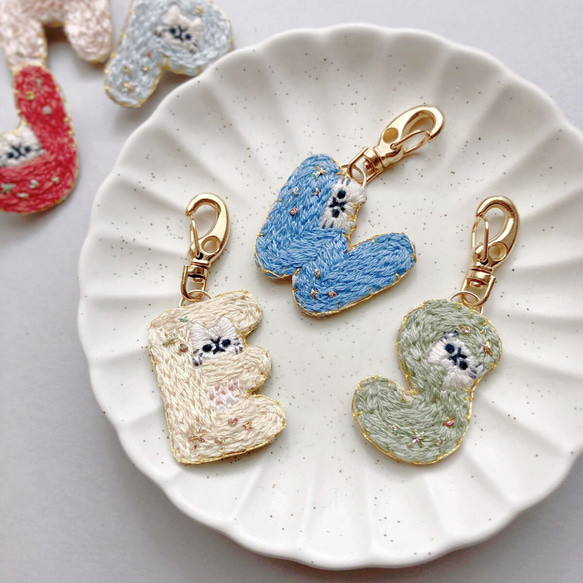 アルファベットと猫の刺繍チャーム イニシャル 推し活 その他
