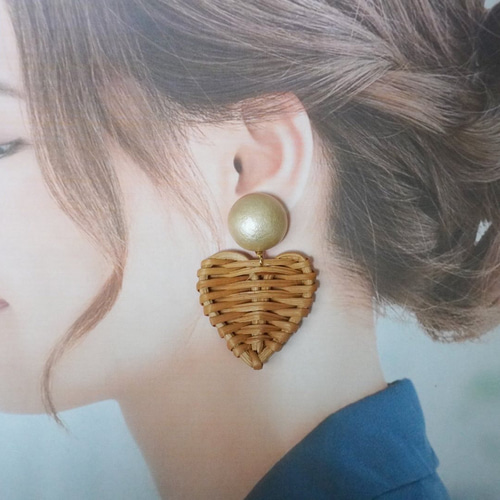 ペーパーマッシュとハートラタンのピアス ピアス（スタッド・一粒  