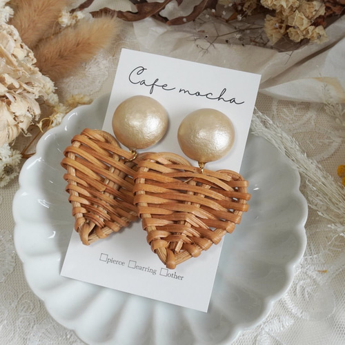 ペーパーマッシュとハートラタンのピアス ピアス（スタッド・一粒  