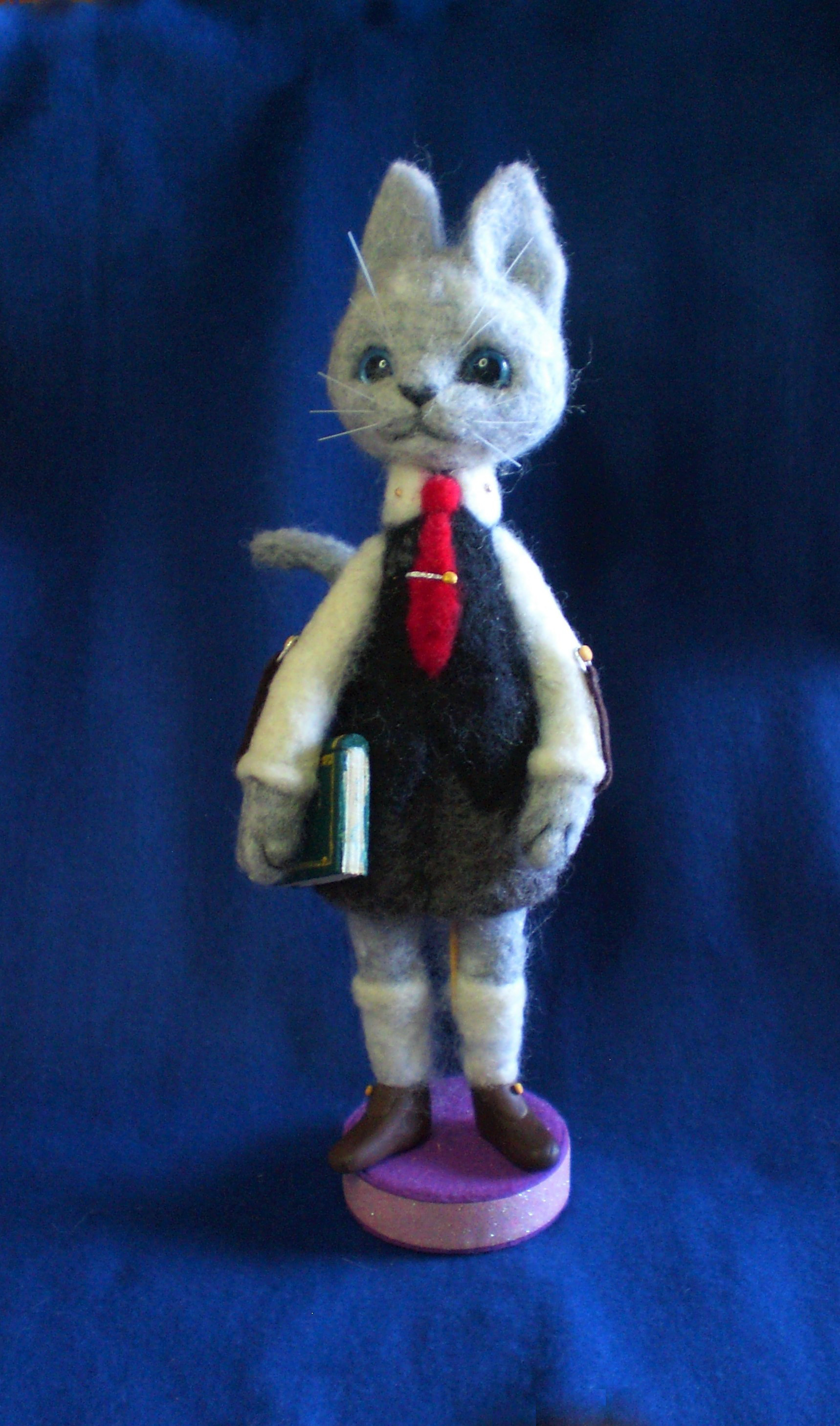 本を持ってお出かけロシアンブルー猫くん