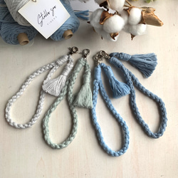 夏色　ブルー系　ふわふわ糸のハンドストラップ／マクラメ 1枚目の画像