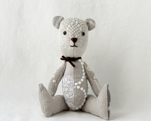 くまのぬいぐるみ ミナペルホネンを使用して ぬいぐるみ