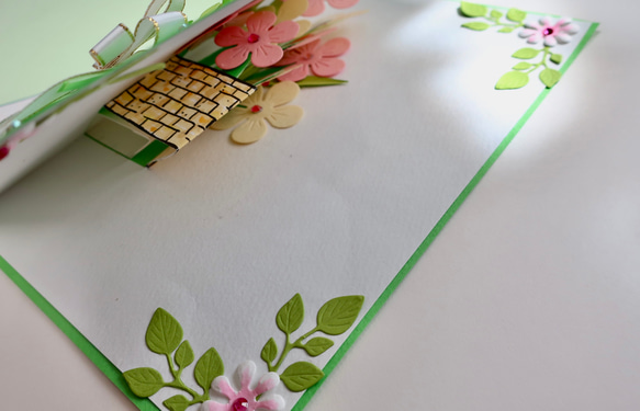 グリーン、ピンク、イエローのかわいいデザインカラーの立体的な手作りバースデーカードです。デザインは花束と鉢植えのデザイン 20枚目の画像