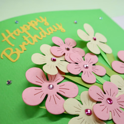 グリーン、ピンク、イエローのかわいいデザインカラーの立体的な手作りバースデーカードです。デザインは花束と鉢植えのデザイン 2枚目の画像