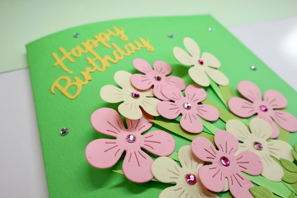 グリーン、ピンク、イエローのかわいいデザインカラーの立体的な手作りバースデーカードです。デザインは花束と鉢植えのデザイン 2枚目の画像
