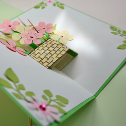 グリーン、ピンク、イエローのかわいいデザインカラーの立体的な手作りバースデーカードです。デザインは花束と鉢植えのデザイン 16枚目の画像
