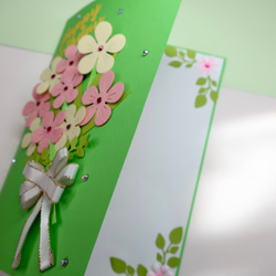 グリーン、ピンク、イエローのかわいいデザインカラーの立体的な手作りバースデーカードです。デザインは花束と鉢植えのデザイン 18枚目の画像
