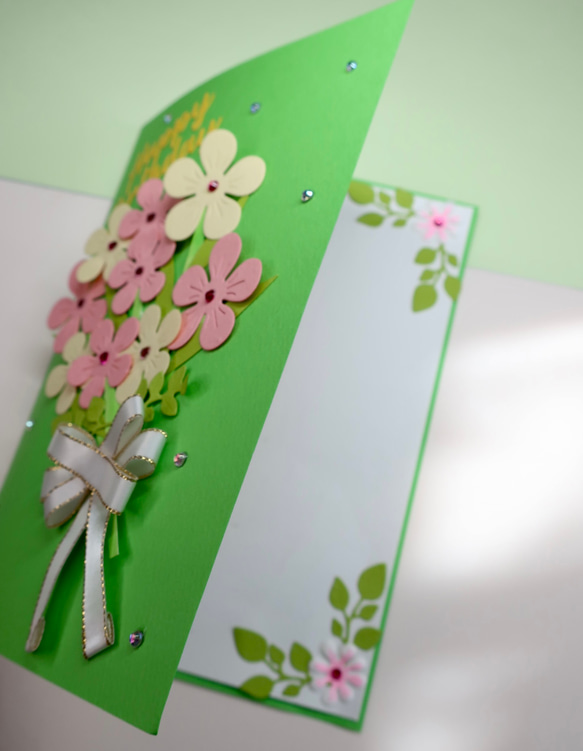 グリーン、ピンク、イエローのかわいいデザインカラーの立体的な手作りバースデーカードです。デザインは花束と鉢植えのデザイン 18枚目の画像