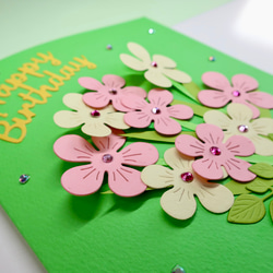 グリーン、ピンク、イエローのかわいいデザインカラーの立体的な手作りバースデーカードです。デザインは花束と鉢植えのデザイン 3枚目の画像