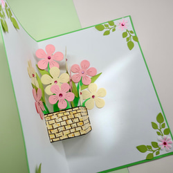 グリーン、ピンク、イエローのかわいいデザインカラーの立体的な手作りバースデーカードです。デザインは花束と鉢植えのデザイン 7枚目の画像
