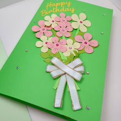 グリーン、ピンク、イエローのかわいいデザインカラーの立体的な手作りバースデーカードです。デザインは花束と鉢植えのデザイン 4枚目の画像