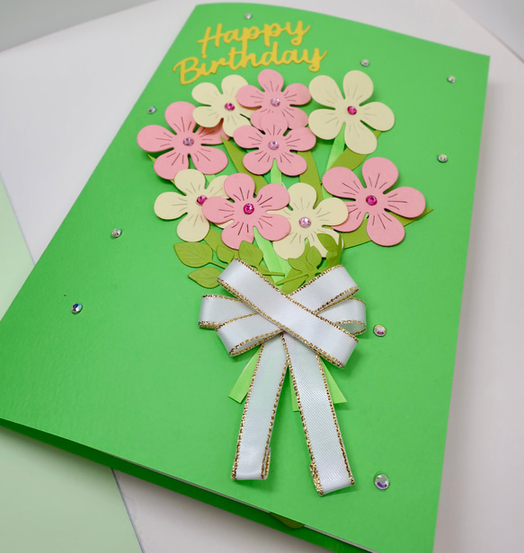 グリーン、ピンク、イエローのかわいいデザインカラーの立体的な手作りバースデーカードです。デザインは花束と鉢植えのデザイン 4枚目の画像