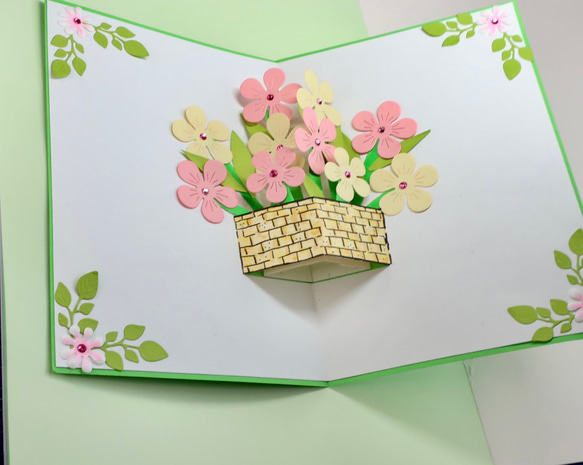 グリーン、ピンク、イエローのかわいいデザインカラーの立体的な手作りバースデーカードです。デザインは花束と鉢植えのデザイン 9枚目の画像