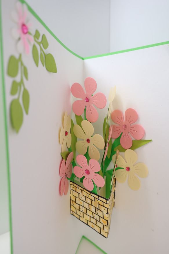グリーン、ピンク、イエローのかわいいデザインカラーの立体的な手作りバースデーカードです。デザインは花束と鉢植えのデザイン 13枚目の画像