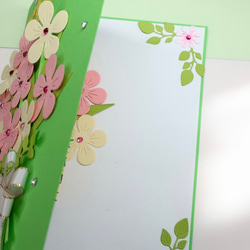 グリーン、ピンク、イエローのかわいいデザインカラーの立体的な手作りバースデーカードです。デザインは花束と鉢植えのデザイン 19枚目の画像