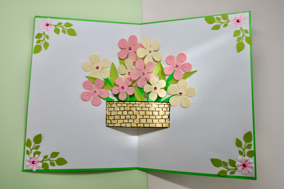 グリーン、ピンク、イエローのかわいいデザインカラーの立体的な手作りバースデーカードです。デザインは花束と鉢植えのデザイン 8枚目の画像