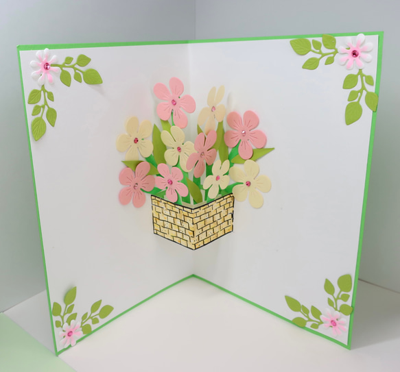 グリーン、ピンク、イエローのかわいいデザインカラーの立体的な手作りバースデーカードです。デザインは花束と鉢植えのデザイン 10枚目の画像