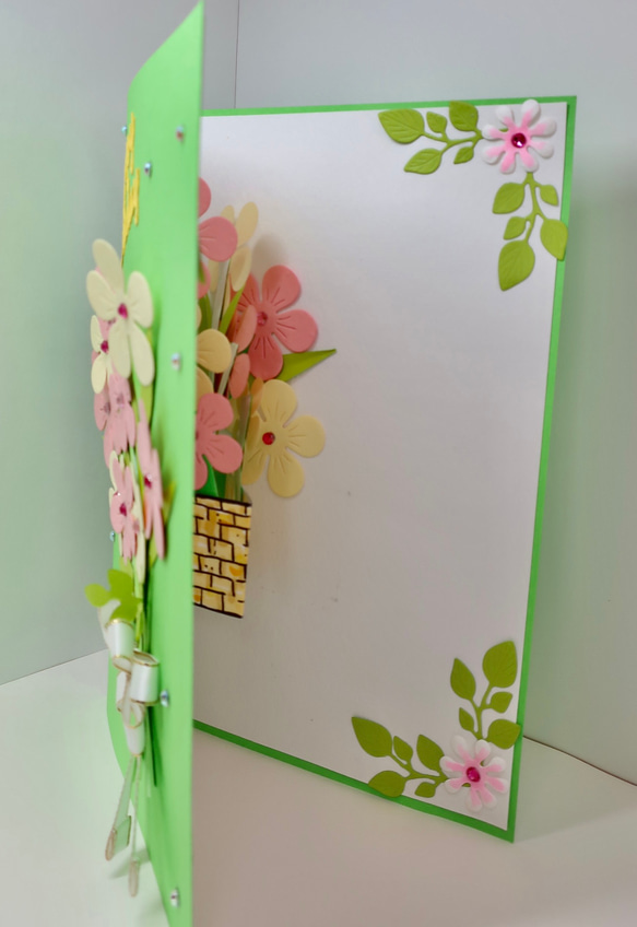 グリーン、ピンク、イエローのかわいいデザインカラーの立体的な手作りバースデーカードです。デザインは花束と鉢植えのデザイン 11枚目の画像