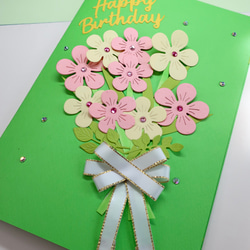 グリーン、ピンク、イエローのかわいいデザインカラーの立体的な手作りバースデーカードです。デザインは花束と鉢植えのデザイン 5枚目の画像