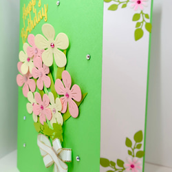 グリーン、ピンク、イエローのかわいいデザインカラーの立体的な手作りバースデーカードです。デザインは花束と鉢植えのデザイン 12枚目の画像