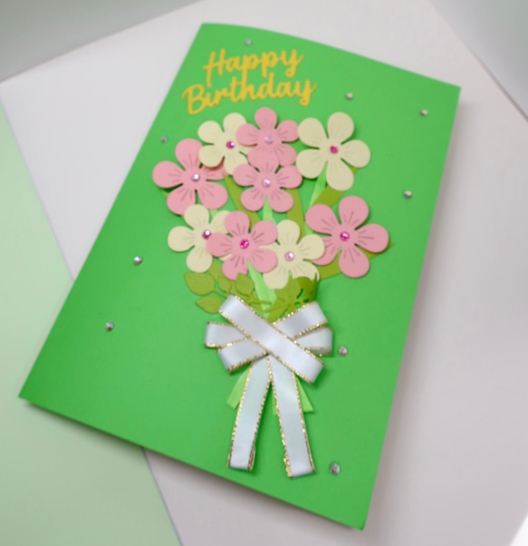 グリーン、ピンク、イエローのかわいいデザインカラーの立体的な手作りバースデーカードです。デザインは花束と鉢植えのデザイン 15枚目の画像