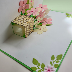 グリーン、ピンク、イエローのかわいいデザインカラーの立体的な手作りバースデーカードです。デザインは花束と鉢植えのデザイン 17枚目の画像