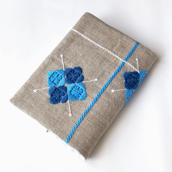 リネン  手刺繍のブックカバー  紫陽花    (A6/ 文庫本サイズ/青 ) 1枚目の画像