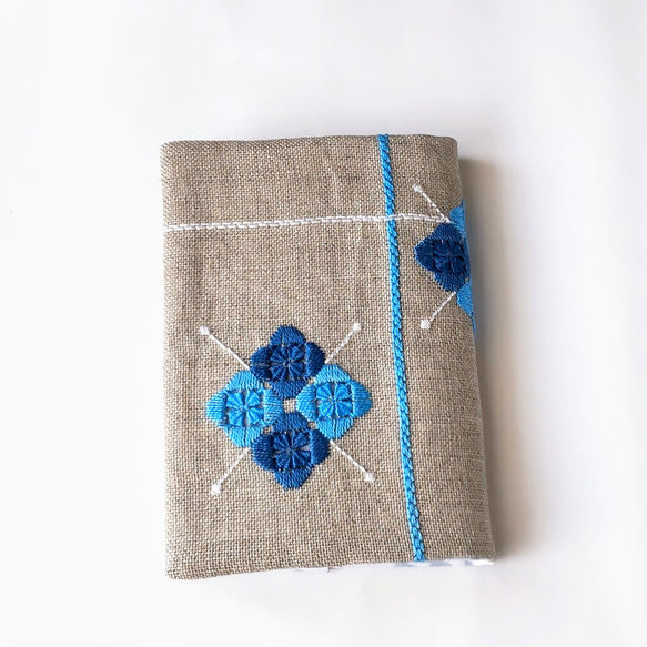 リネン  手刺繍のブックカバー  紫陽花    (A6/ 文庫本サイズ/青 ) 3枚目の画像