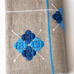 リネン  手刺繍のブックカバー  紫陽花    (A6/ 文庫本サイズ/青 ) 4枚目の画像